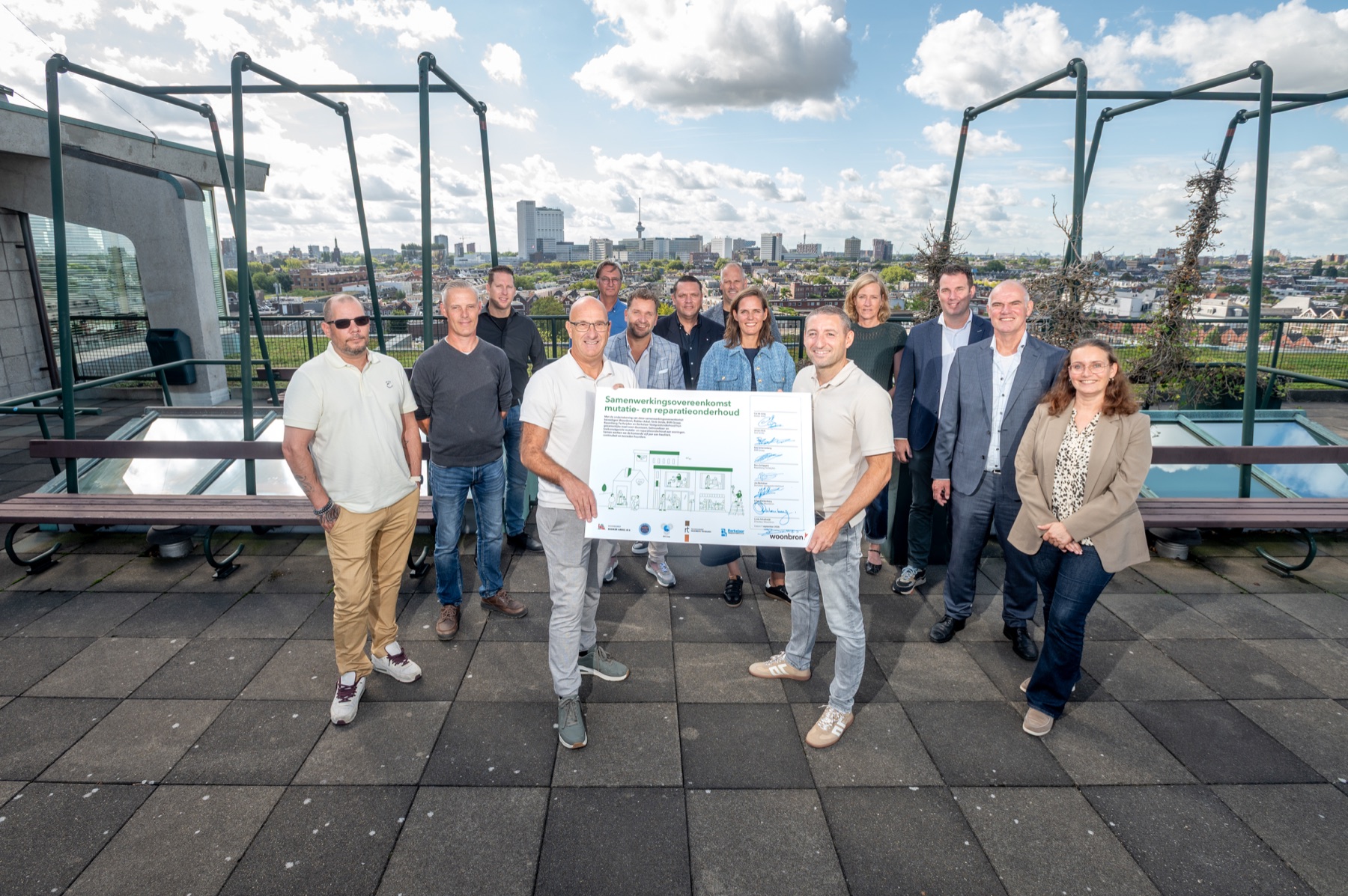 Groepsfoto van de samenwerkingspartners op het dakterras